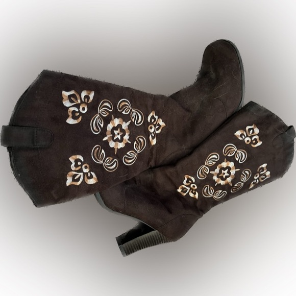 Ellemeno Shoes - Vintage Ellemeno size 8 brown suede dress boots. Early 1990’s. Embroidered. EUC.